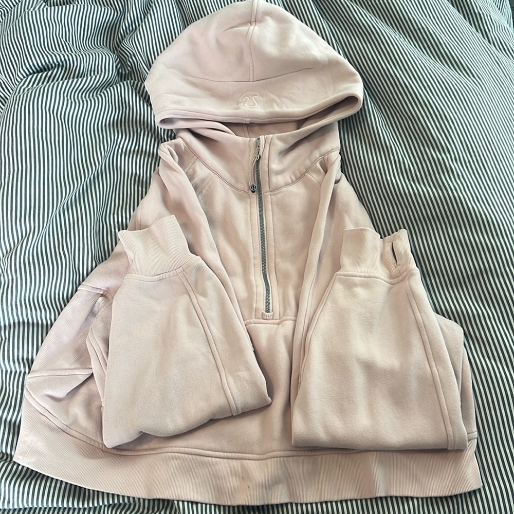 Lululemon hoodie scuba in a light pink color. M/L.